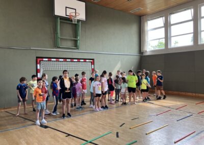 2B-4B-06-2025-Groß-turnt-mit-Klein