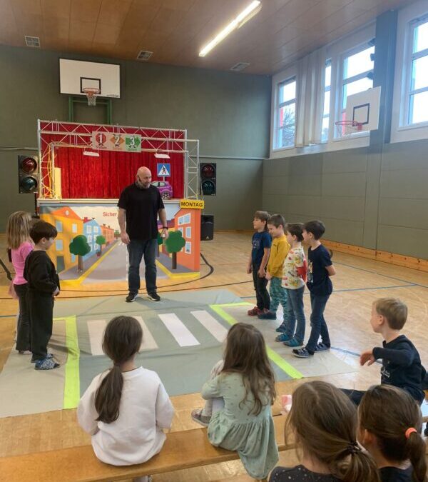 11-2025-1a-Sicher über die Straße