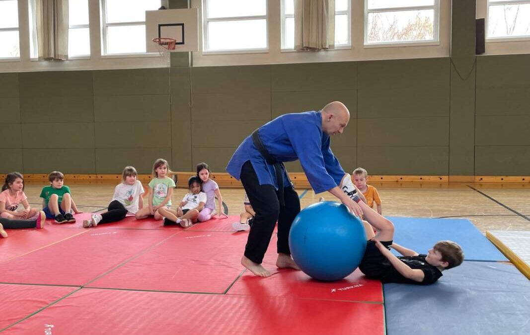 1b_Dez/März_2025/2026_Judo mit Herrn Tomasini
