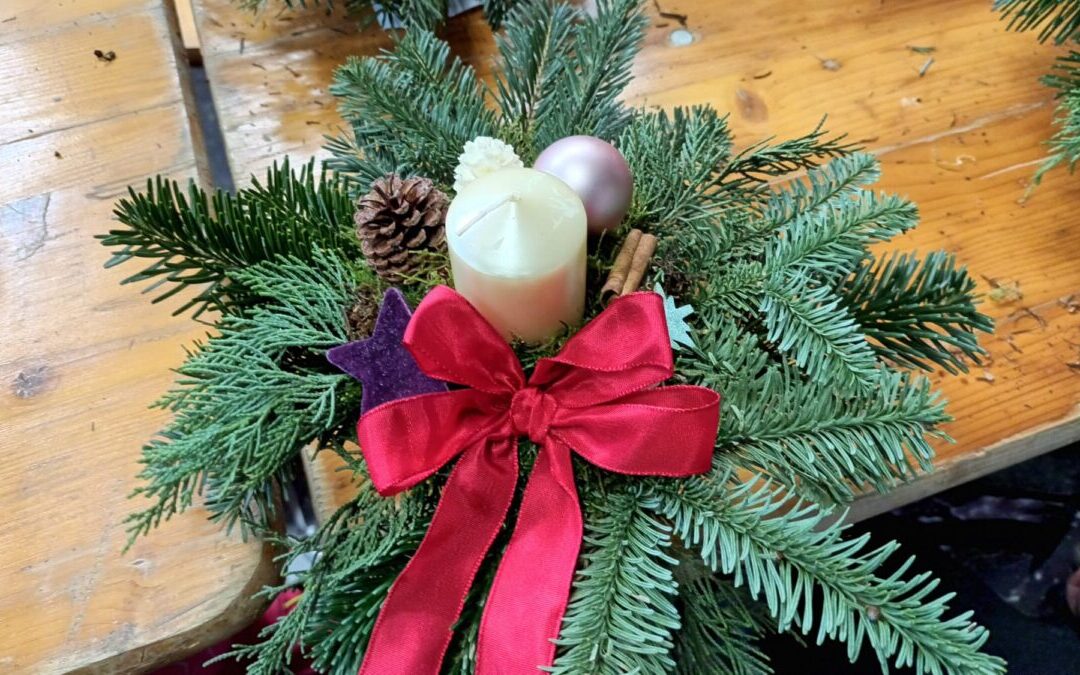 2B-12-2025-Weihnachtliche-Gestecke