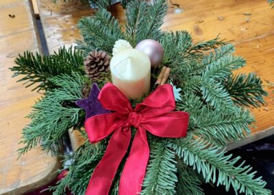 2B-12-2025-Weihnachtliche-Gestecke